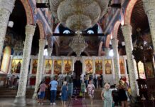 Свештеник читал молитва за Трамп и Америка во црква во центарот на Скопје, на Денот на независноста на САД