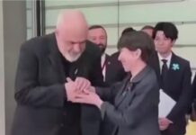 (Видео) Рама се посрамоти, се обиде да ја бакне раката на јапонската премиерка таа го одби