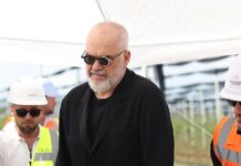 На Рама поддршката за студентите во Скопје му се удри од глава: Албанците од Македонија на протестите во Тирана се жртви на политички каравани