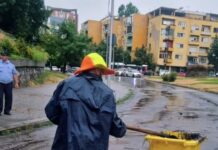 ЦУК: Невремето предизвика поплави и штети во повеќе региони, службите се на терен