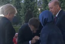 ВИДЕО | Макрон се изрезили среде Анкара – тргна да ѝ ја бакне раката на сопругата на Ердоган, но таа ја повлече